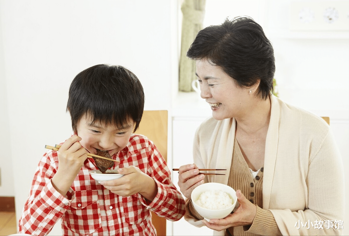 小小故事馆|世卫组织呼吁停止食用，比鸡精还伤骨头，提醒家长：尽早撤下餐桌