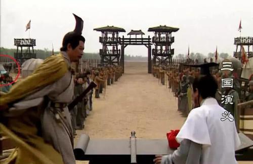 穿帮镜头|穿帮镜头，古代吃泡面不算啥，刘备开车接诸葛亮真的秀