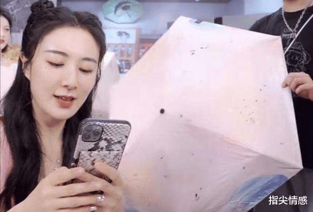 时尚好物官 薇娅\＂懒人伞\＂一夜爆红，40度出门不怕晒，网友：防晒霜可以扔了