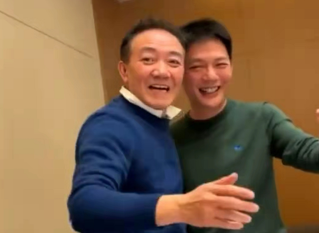 sm|63岁李幼斌与朋友聚会，穿破洞毛衣喝酒，饭桌被神秘大哥辱骂反赔笑