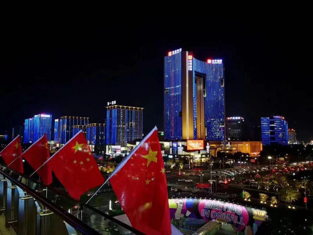 峰哥漫聊 东莞：禁摩禁电行动后，骑二八大杠的外卖小哥或成新城市名片