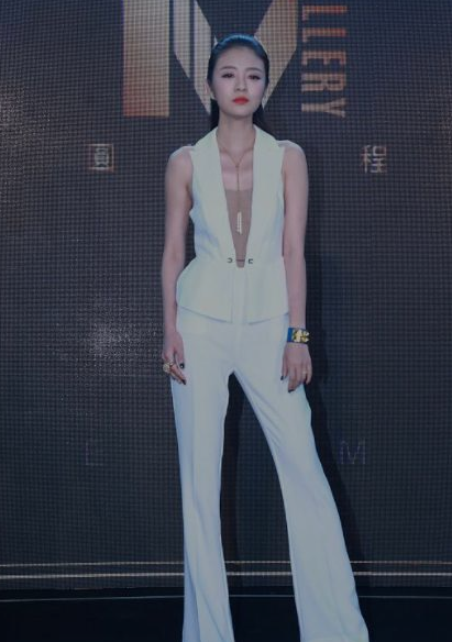 安以轩|安以轩活动中镜头抢眼，穿深v抹胸裙身材超好，网友：气质拿捏了