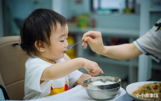 小小故事馆|三伏天快到了，孩子少吃3物，或有助于体内补钙，脾胃慢慢养好