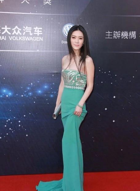 娱乐圈|田海蓉才是尤物身材，穿一字抹胸裙走红毯，昂首挺胸太有女神范