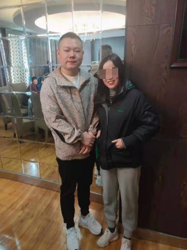 山河令|岳云鹏蹲地上陪母亲拍照，配合亲戚合影脸笑僵，强忍疲惫一脸不悦