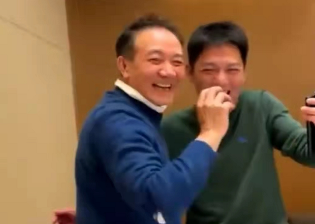 sm|63岁李幼斌与朋友聚会，穿破洞毛衣喝酒，饭桌被神秘大哥辱骂反赔笑