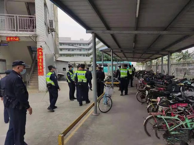 峰哥漫聊 东莞：禁摩禁电行动后，骑二八大杠的外卖小哥或成新城市名片