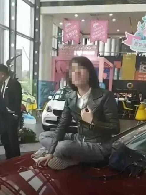 温暖小英崽 车主车顶维权，今日已释放