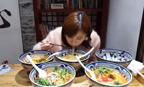 吴京|吴京的面馆一碗面48元，为啥有人还要吃？看到实物后无话可说