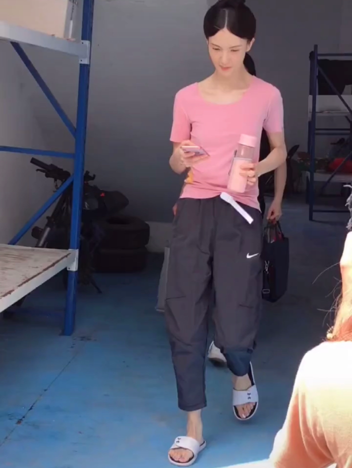 梅艳芳|金晨穿拖鞋低调出行,还手持温水杯,网友:超A身材令人羡慕