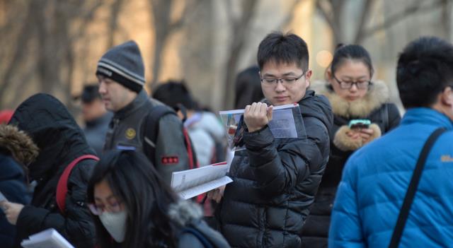 大学|“早知如此不该让他考公”，母亲含泪哭诉，揭露考公背后“内幕”