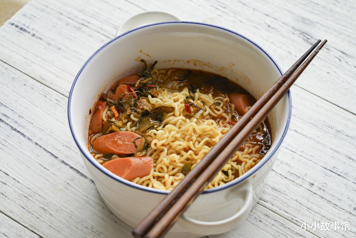 小小故事馆|北大教授呼吁停止食用，比陈醋还伤骨骼，提醒父母：尽早撤下餐桌