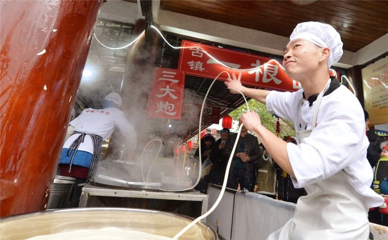 当年的拉面哥,走红后娶女粉丝,炒老板鱿鱼后另开面馆,过得如何
