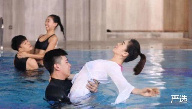 左小青|42岁左小青真放得开，当看到她下水的那一刻，网友：简直太迷人了
