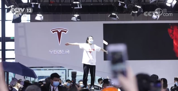 温暖小英崽 车主车顶维权，今日已释放