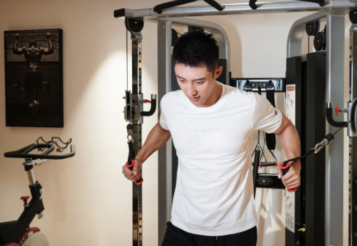 黄景瑜采访透露王一博健身近况,一句话暴露二人私下真实关系