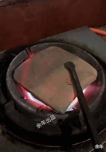 广西南宁,女子连续3天烧红瓦片投进浴盆,“孩子盗汗,老人教的”