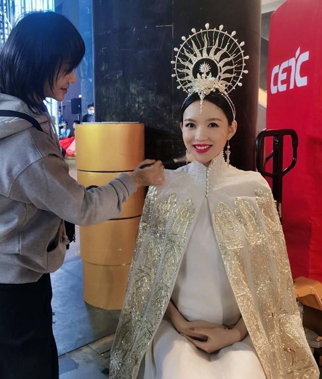 林志玲|佟丽娅手镯31万，倪妮大衣3万，都比不过韩红暴瘦40斤