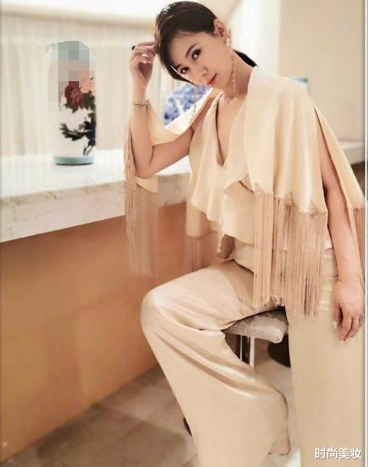 张天爱|52岁翁虹\牛奶肌\太养眼！与景甜合照宛如姐妹，网友：是个小姐姐