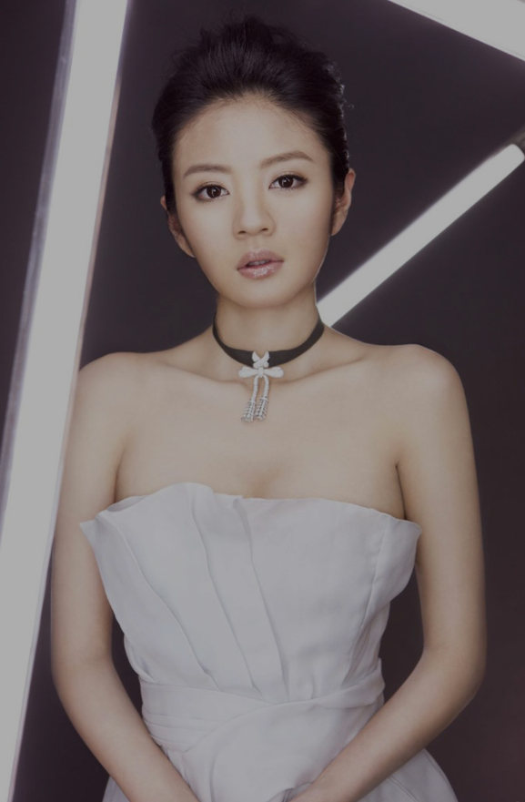 安以轩|安以轩活动中镜头抢眼，穿深v抹胸裙身材超好，网友：气质拿捏了