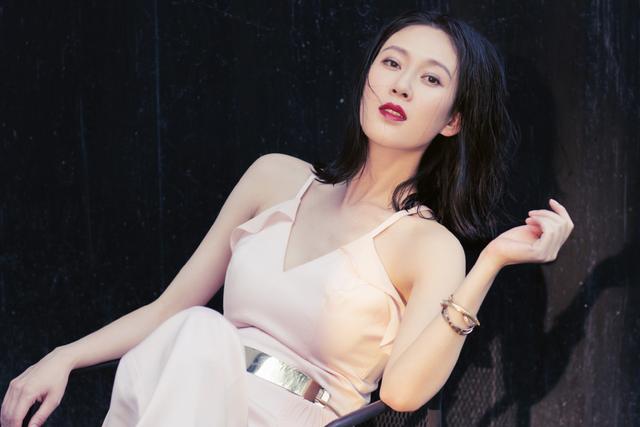 宁毅|赘婿：当“宁毅”岳母脱下古装换上现代造型后，网友：老婆好！