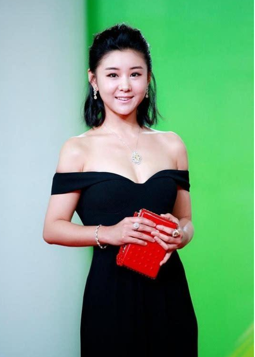 吻戏|她被称干净女星，为丈夫从不拍吻戏，如今35岁被丈夫宠上天！