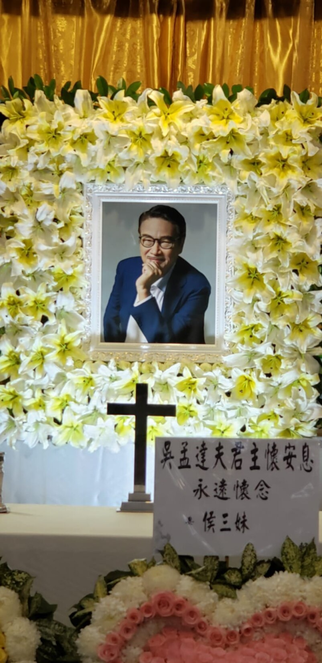 古力娜扎|吴孟达设灵：儿子现身神情哀伤，周星驰致哀花圈被摆放在显眼处