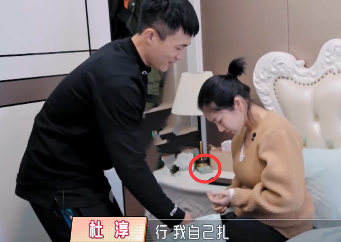 王灿|杜淳王灿在卧室腻歪，却被床头“小绿盒”抢镜，网友：还怀着孕呢