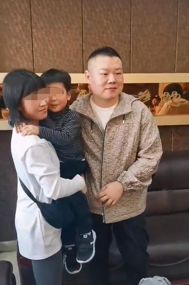 山河令|岳云鹏蹲地上陪母亲拍照，配合亲戚合影脸笑僵，强忍疲惫一脸不悦