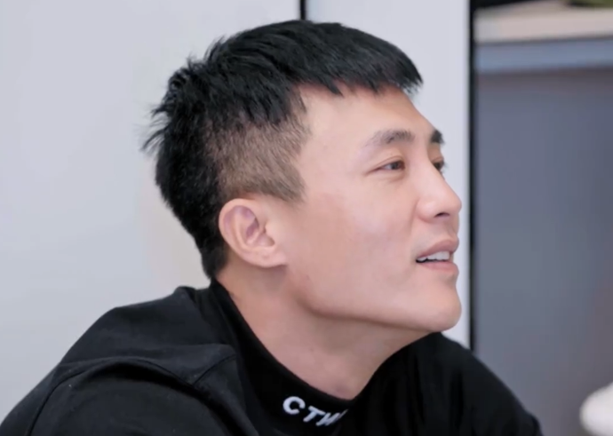 王灿|杜淳王灿在卧室腻歪，却被床头“小绿盒”抢镜，网友：还怀着孕呢