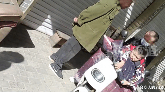 河南郑州:大爷“画地”收停车费,不交钱直接抢钥匙,网友称倚老卖老