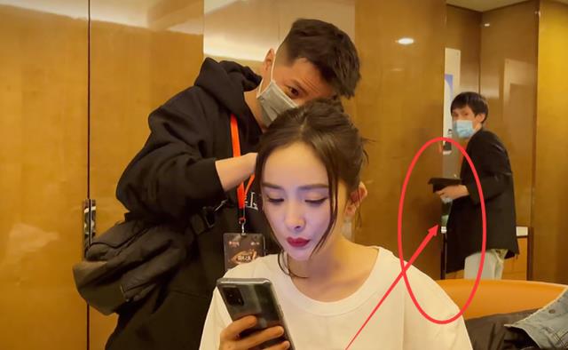 杨幂|杨幂房间化妆，身后“小绿盒”刚出镜就被助理藏起，谈过恋爱秒懂