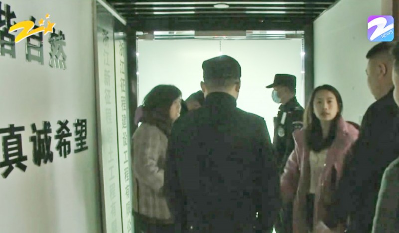 李凤琴聊时尚 7人讨薪在食堂吃4个菜被收7万元 网友:不仅无良而且还无赖