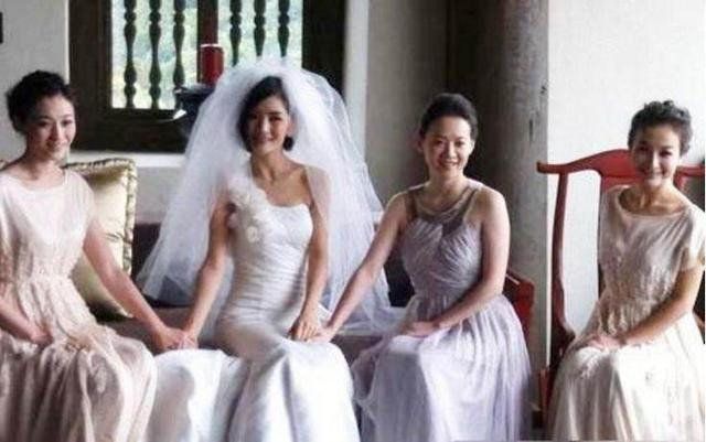 李小冉|李小冉发育猛烈，穿旗袍身材力压杨幂，曾和谢娜是闺蜜？