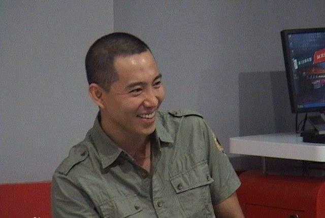 人物设定|当年他是顶流明星，因骑马摔成残疾后，坐上轮椅如今生活怎样了？