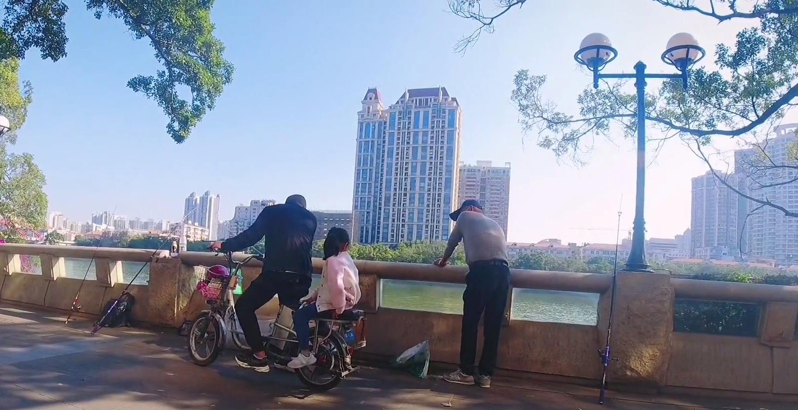 珠江|实拍广州珠江边的职业钓鱼人，一条大鱼卖50元，有人一天挣四五百