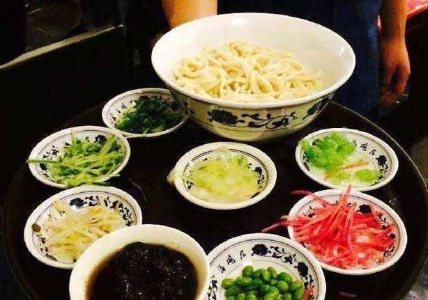 吴京|吴京的面馆一碗面48元，为啥有人还要吃？看到实物后无话可说