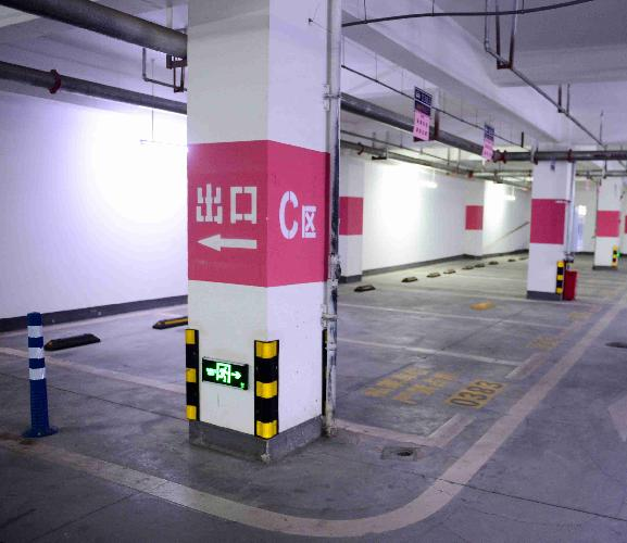 光线新媒 8万多买的车位，半年后只要4万多！小区车位打折，先买的业主该怎样维权？