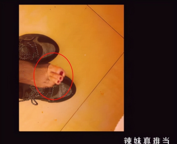 关晓彤|关晓彤现身青岛大吃大喝，穿吊带破洞黑丝露脚趾，直言辣妹难当