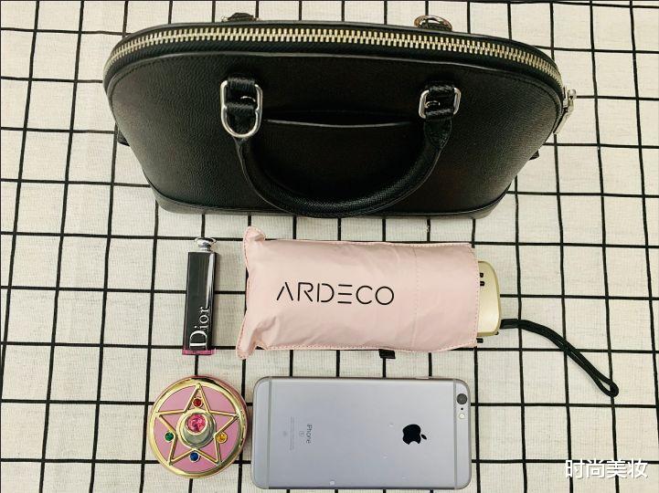 素菜|薇娅“懒人伞”一夜爆红,40度出门不怕晒,网友:防晒霜可以扔了