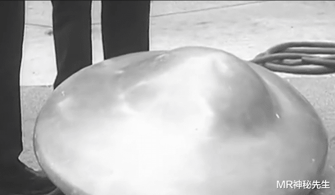 1967年英国小镇捕获UFO,工程师拆卸时,舔了飞碟中的液体