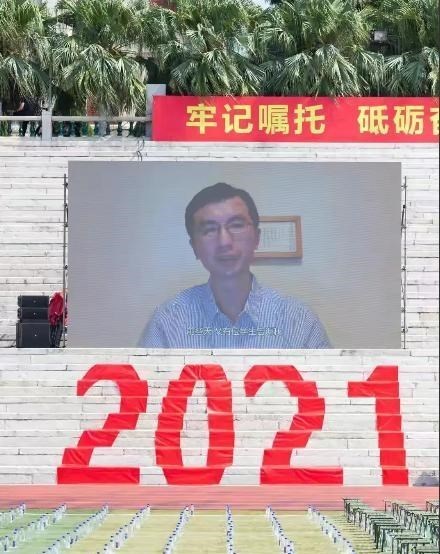 厦门大学|厦大开学典礼用矿泉水代替新生！网友：形式主义何时休？