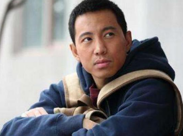 人物设定|当年他是顶流明星，因骑马摔成残疾后，坐上轮椅如今生活怎样了？