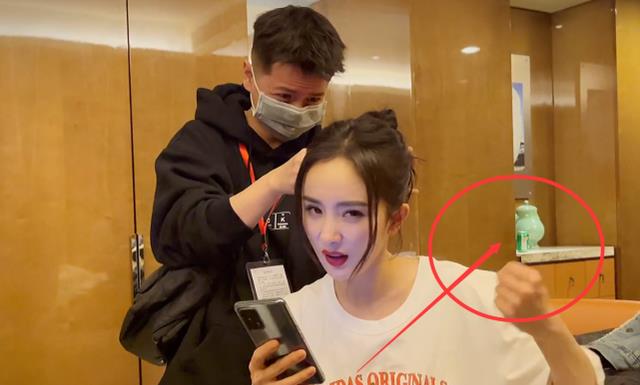 杨幂|杨幂房间化妆，身后“小绿盒”刚出镜就被助理藏起，谈过恋爱秒懂