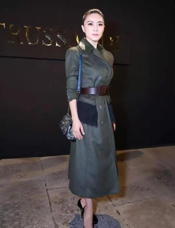 娱乐圈|田海蓉才是尤物身材，穿一字抹胸裙走红毯，昂首挺胸太有女神范