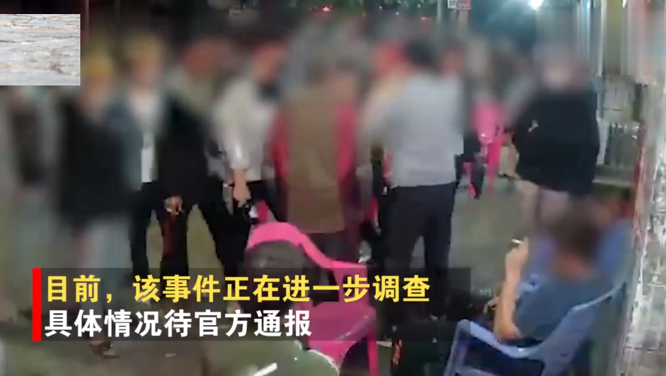 齐少鹏讲娱 男子夜市遭多人围殴,全程不还手,坐在椅子上淡定抽烟