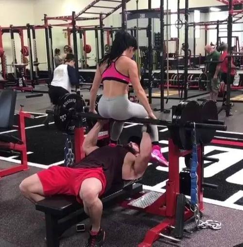 |“钓鱼被咬了，不过钓到了一条招财龙鱼，不亏...”哇哈哈哈，评论沸腾了～