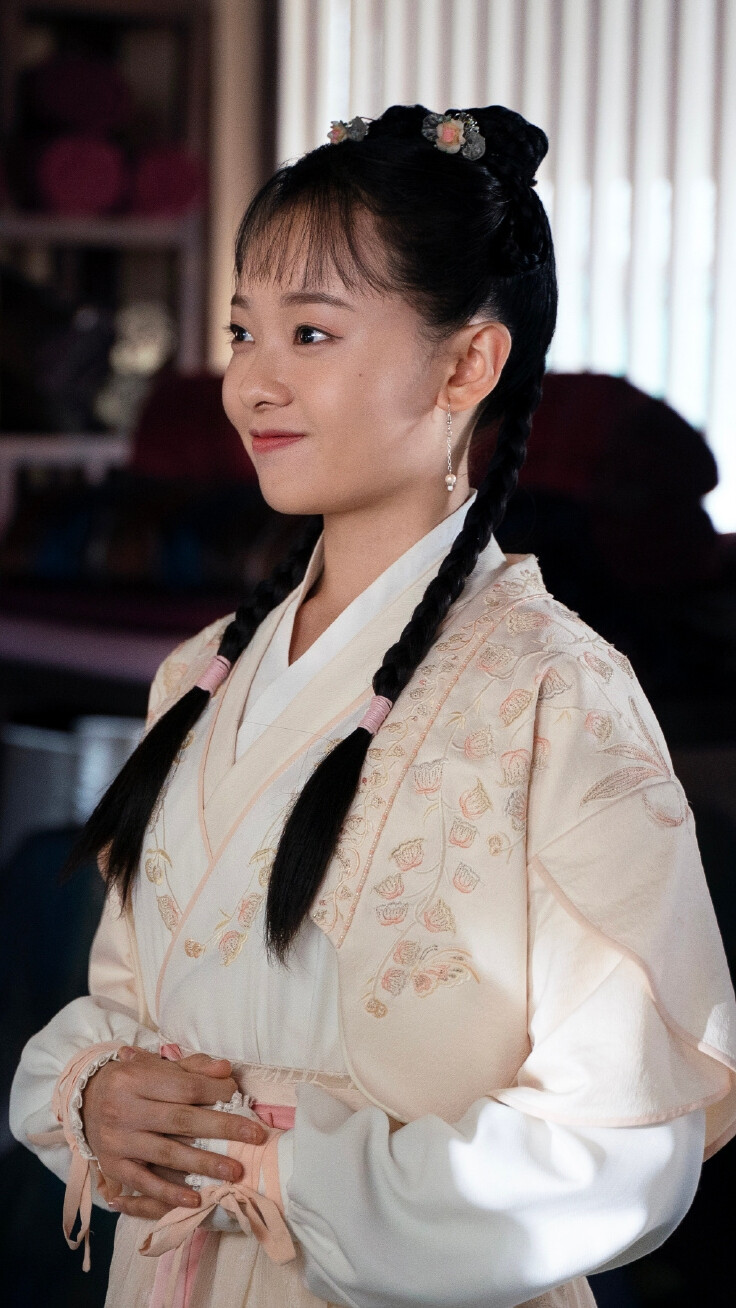 《赘婿》里最甜丫鬟,剧外穿彩虹装配泡面头好可爱,比剧中更呆萌