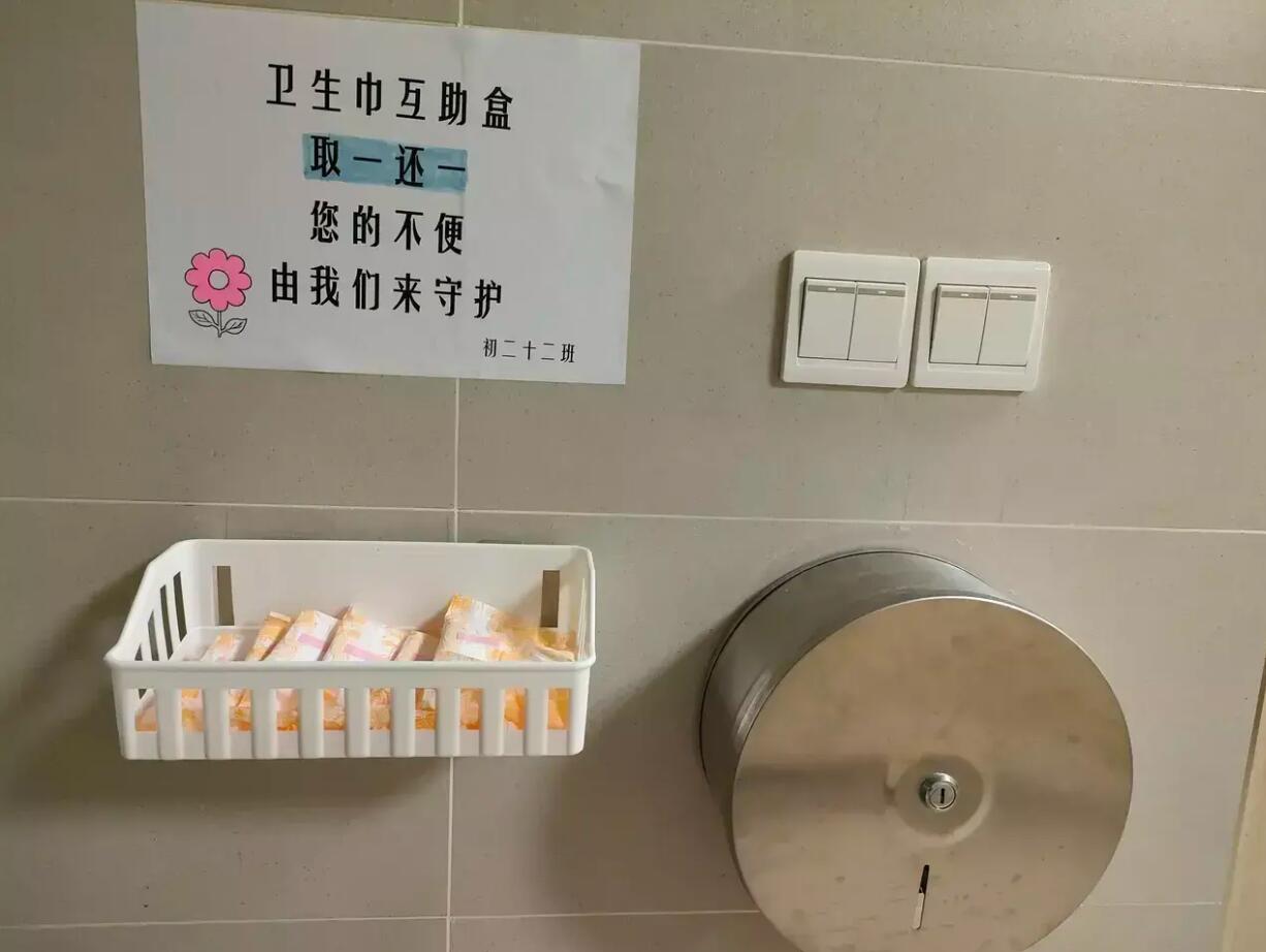 装修的时候做了个榻榻米，两年不到成这样子了，哈哈又要花钱了！