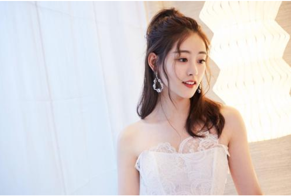 周芷若|因出演周芷若一炮而红,早期选秀录像被网友扒出,舞台上不停秀长腿